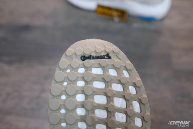 can canh doi giay lam tu rac thai dai duong cua adidas da co mat tai viet nam rat nhe de ngoai sieu ben