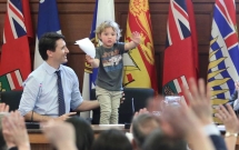 thu tuong dien trai cua canada lai khien chi em do rap vi loat anh moi ben canh con trai dang yeu