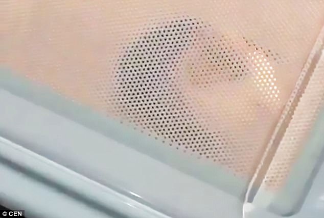 vi ham danh song ao tren mang co gai tre 16 tuoi cho thu cung vao lo vi song nau chin