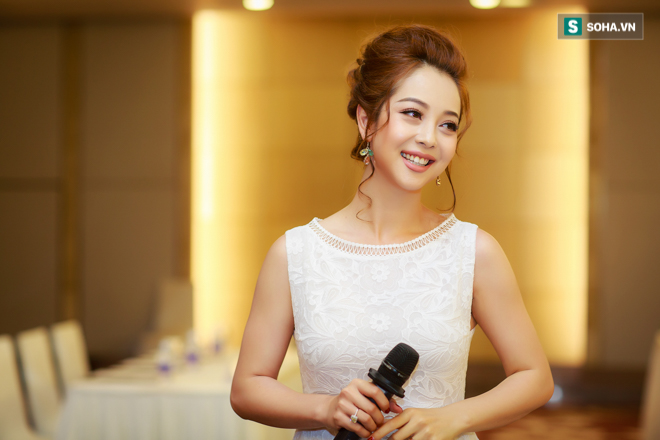 truong quynh anh khoe voc dang goi cam voi dam ren