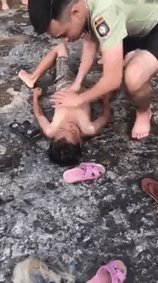 chang cong an tre o ha giang nhanh tri cuu be trai bi duoi nuoc qua con nguy kich