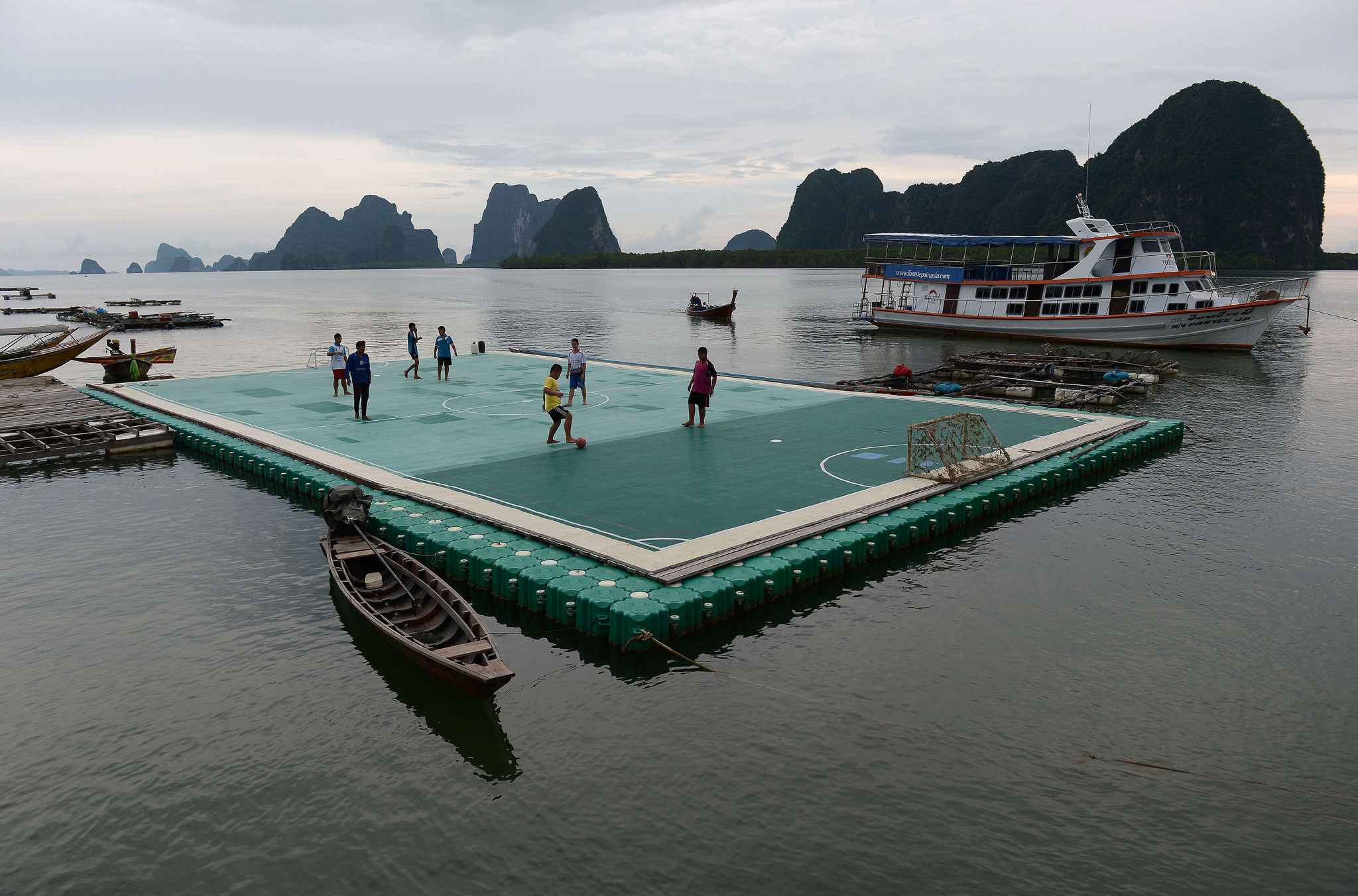 10 san van dong bong da nghiep du ban phai ghe tham it nhat mot lan trong doi