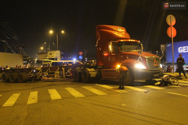 nguoi than khoc nghen chung kien me va con gai tu vong thuong tam duoi gam xe container