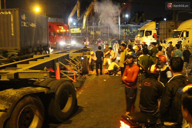 nguoi than khoc nghen chung kien me va con gai tu vong thuong tam duoi gam xe container