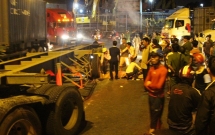 nguoi than khoc nghen chung kien me va con gai tu vong thuong tam duoi gam xe container