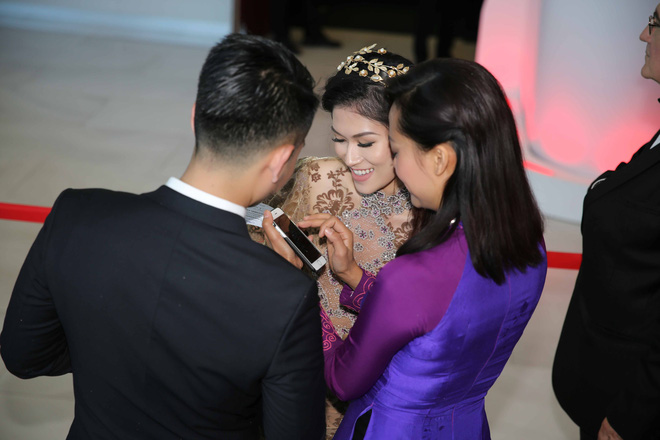 ngoc thanh tam mac goi cam do sac cung dan sao hollywood tai cannes 2017