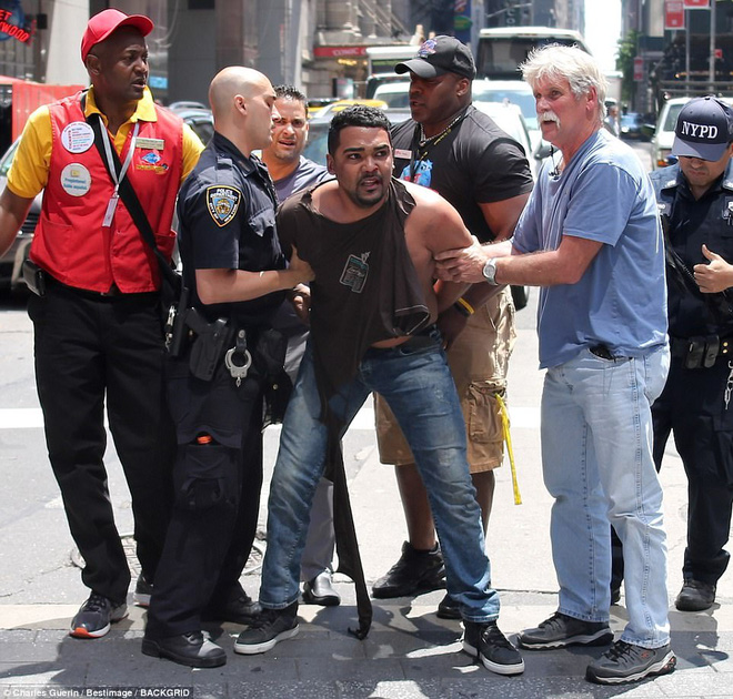 nan nhan nam la liet sau vu xe dien lao vao dam dong o quang truong thoi dai