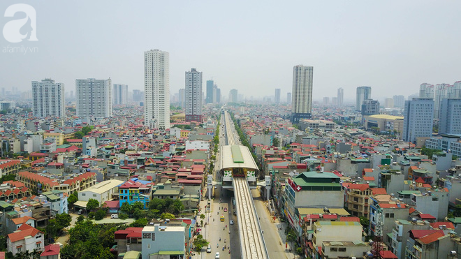 nguoi dan hao huc tham quan nha ga duong sat tren cao ha dong cat linh ngay dau mo cua