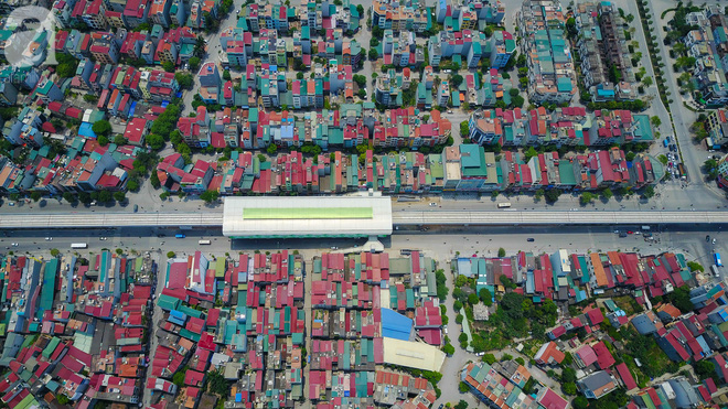 nguoi dan hao huc tham quan nha ga duong sat tren cao ha dong cat linh ngay dau mo cua