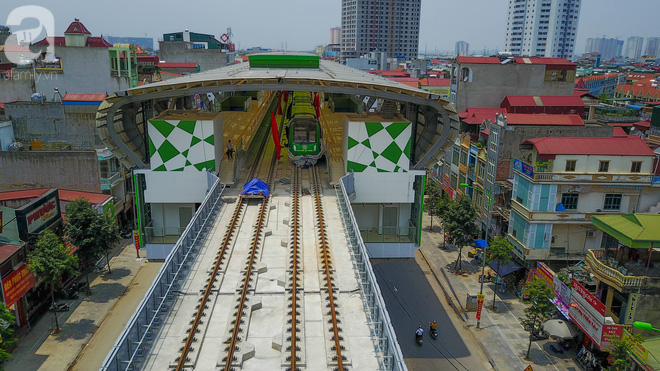 nguoi dan hao huc tham quan nha ga duong sat tren cao ha dong cat linh ngay dau mo cua