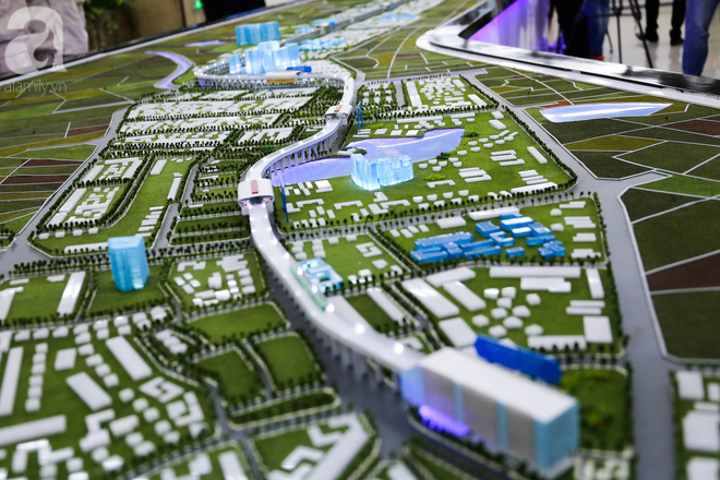 nguoi dan hao huc tham quan nha ga duong sat tren cao ha dong cat linh ngay dau mo cua