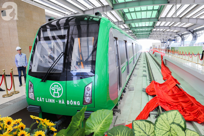 nguoi dan hao huc tham quan nha ga duong sat tren cao ha dong cat linh ngay dau mo cua