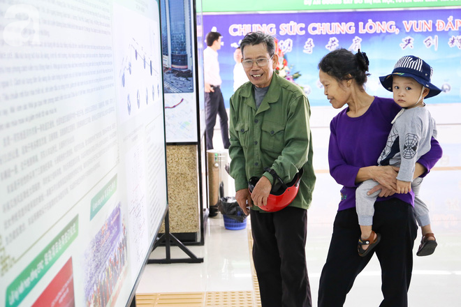 nguoi dan hao huc tham quan nha ga duong sat tren cao ha dong cat linh ngay dau mo cua