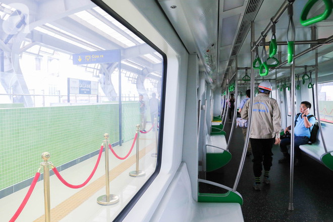 nguoi dan hao huc tham quan nha ga duong sat tren cao ha dong cat linh ngay dau mo cua