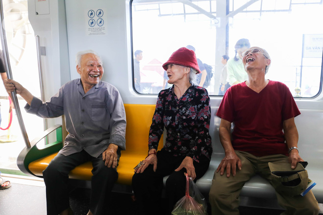 nguoi dan hao huc tham quan nha ga duong sat tren cao ha dong cat linh ngay dau mo cua