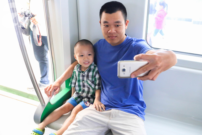 nguoi dan hao huc tham quan nha ga duong sat tren cao ha dong cat linh ngay dau mo cua