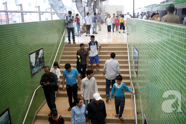 nguoi dan hao huc tham quan nha ga duong sat tren cao ha dong cat linh ngay dau mo cua
