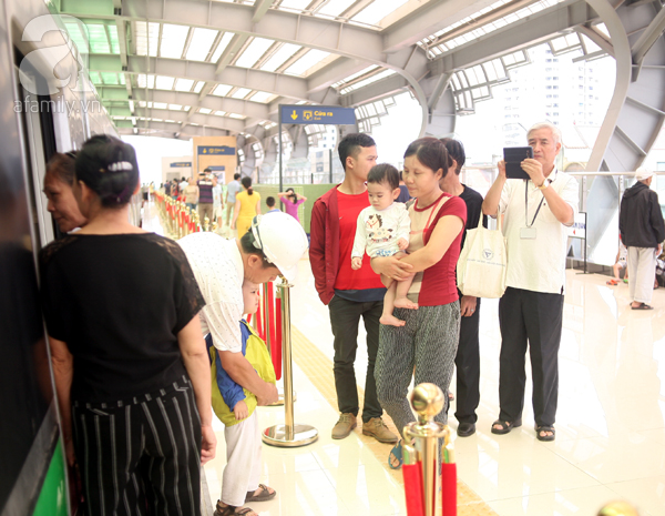 nguoi dan hao huc tham quan nha ga duong sat tren cao ha dong cat linh ngay dau mo cua