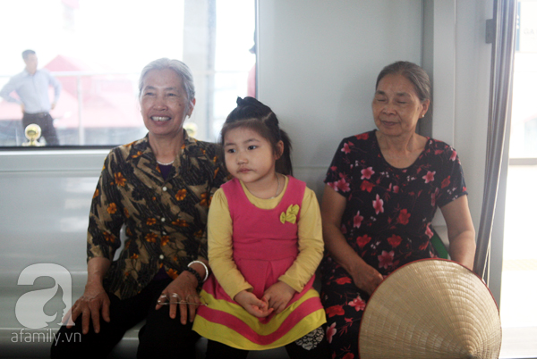 nguoi dan hao huc tham quan nha ga duong sat tren cao ha dong cat linh ngay dau mo cua