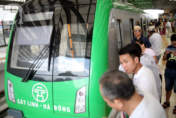 nguoi dan hao huc tham quan nha ga duong sat tren cao ha dong cat linh ngay dau mo cua