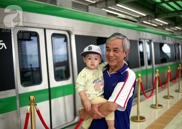nguoi dan hao huc tham quan nha ga duong sat tren cao ha dong cat linh ngay dau mo cua