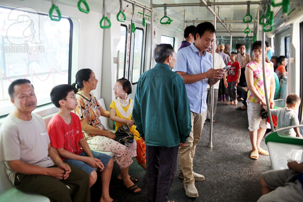 nguoi dan hao huc tham quan nha ga duong sat tren cao ha dong cat linh ngay dau mo cua