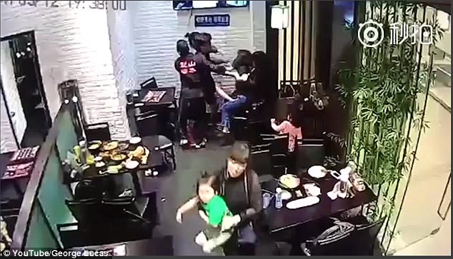 co gai hanh hung be gai 4 tuoi ngay giua nha hang vi dam lam hong bau khong khi lang man cua buoi hen ho