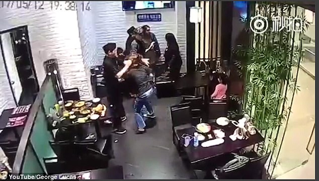 co gai hanh hung be gai 4 tuoi ngay giua nha hang vi dam lam hong bau khong khi lang man cua buoi hen ho