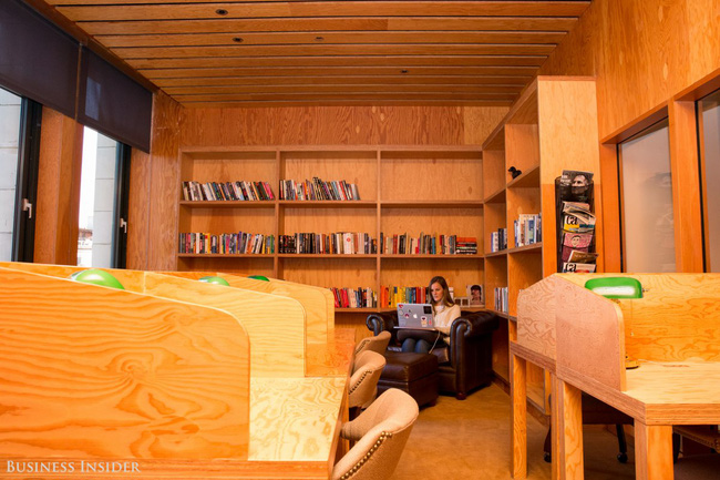 ben trong van phong lam viec dep nin tho cua facebook tai new york