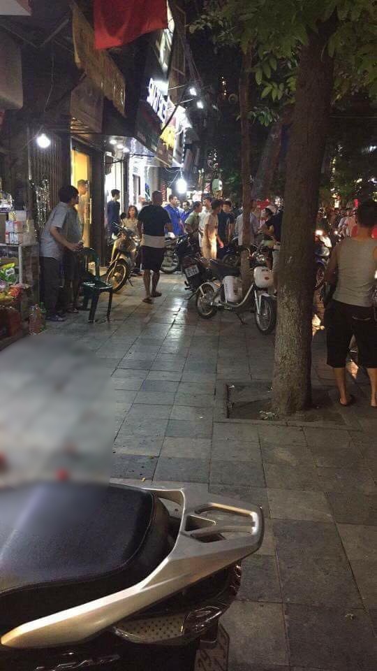 nam thanh nien xong vao cua hang quan ao o pho co ha noi chem 2 nguoi nhap vien