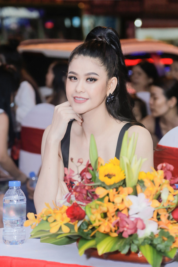 sau on ao hon nhan truong quynh anh bong xuat hien voi phan cam dai khac la