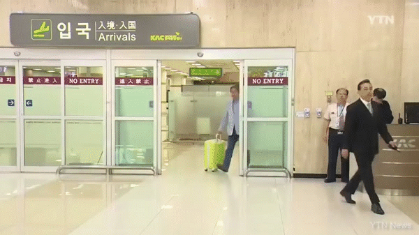 chinh tri gia han quoc gay tranh cai vi man xuat hien nhu minh tinh tai san bay