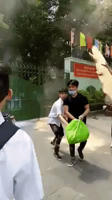 hoc sinh truong thpt nguyen khuyen sau khi choi bot mau xong chung em da o lai truong de don dep