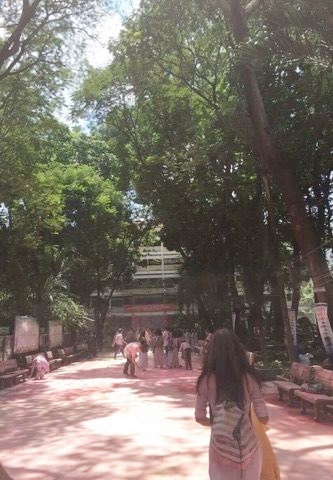 hoc sinh truong thpt nguyen khuyen sau khi choi bot mau xong chung em da o lai truong de don dep