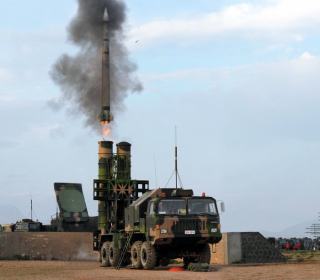 trung quoc khoe ten lua phong khong hq 16 hon ca buk cua nga bi chuyen gia boc me