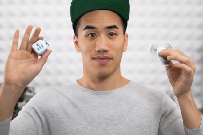 youtuber nay da dung fidget spinner de sang tac nhac techno tuy don gian nhung cuc bat tai va gay nghien 100