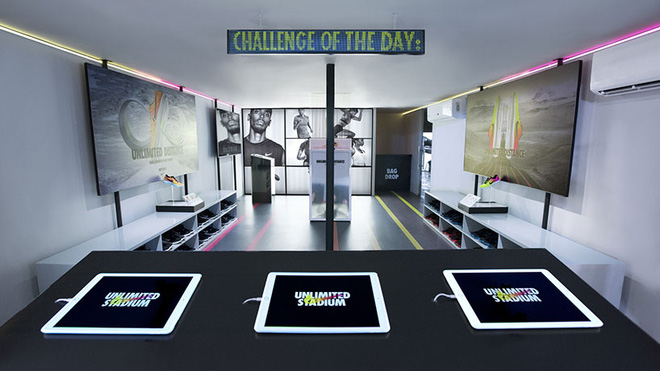 nike ra mat duong chay led dau tien tren the gioi cho phep nguoi tham gia tu chay dua voi chinh minh