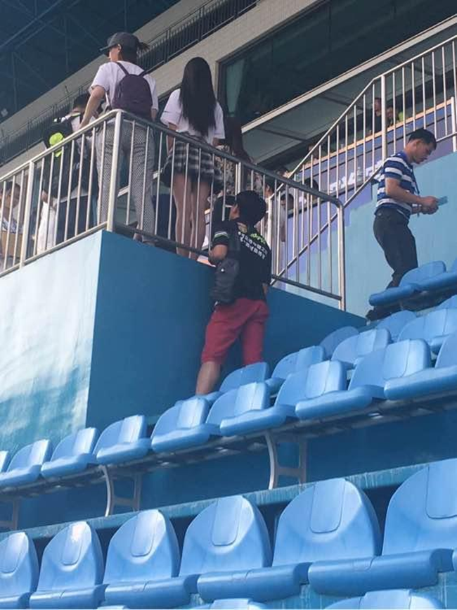 bi dam dong la o phan doi ga dan ong bien thai van tiep tuc nhin trom quay len duoi vay nu sinh