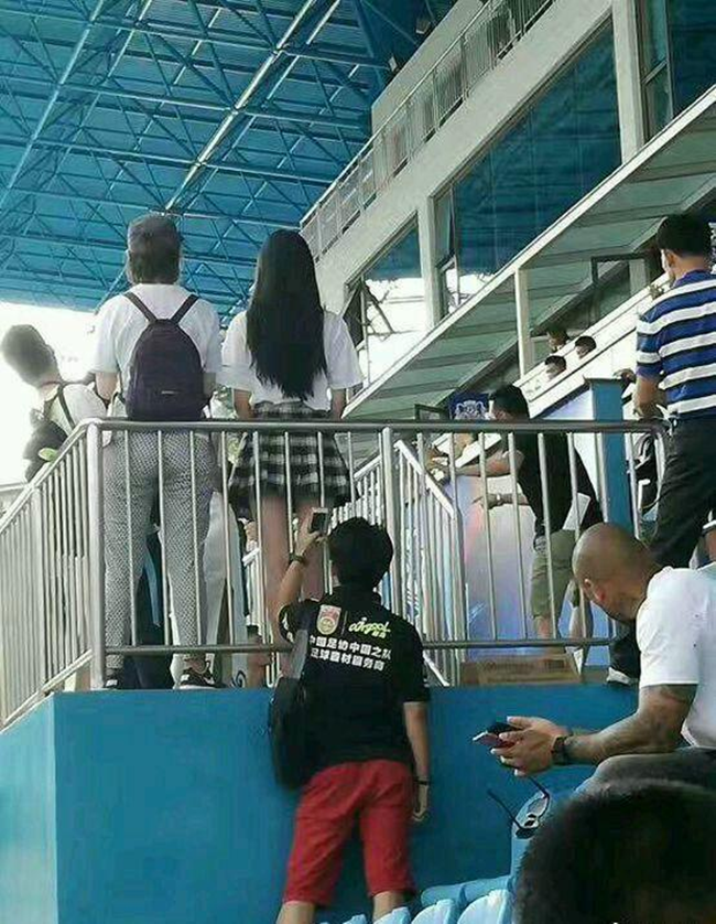 bi dam dong la o phan doi ga dan ong bien thai van tiep tuc nhin trom quay len duoi vay nu sinh