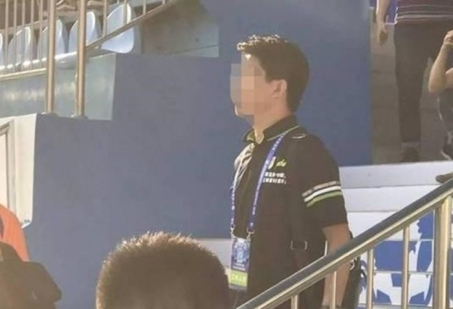 bi dam dong la o phan doi ga dan ong bien thai van tiep tuc nhin trom quay len duoi vay nu sinh