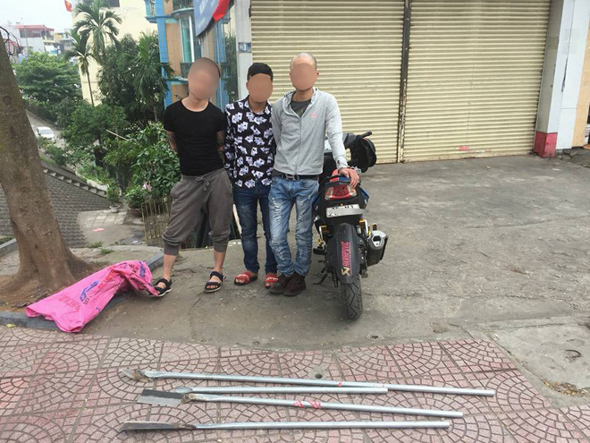 ha noi 3 thanh nien di dan to roi cam theo thanh giao dai co gan dao de de doa ai ngan can