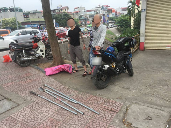 ha noi 3 thanh nien di dan to roi cam theo thanh giao dai co gan dao de de doa ai ngan can