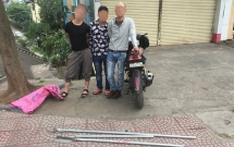 ha noi 3 thanh nien di dan to roi cam theo thanh giao dai co gan dao de de doa ai ngan can