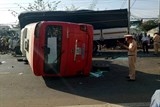 video xe dau keo vuot au dam nga 2 xe may bi kep thit giua container va o to con