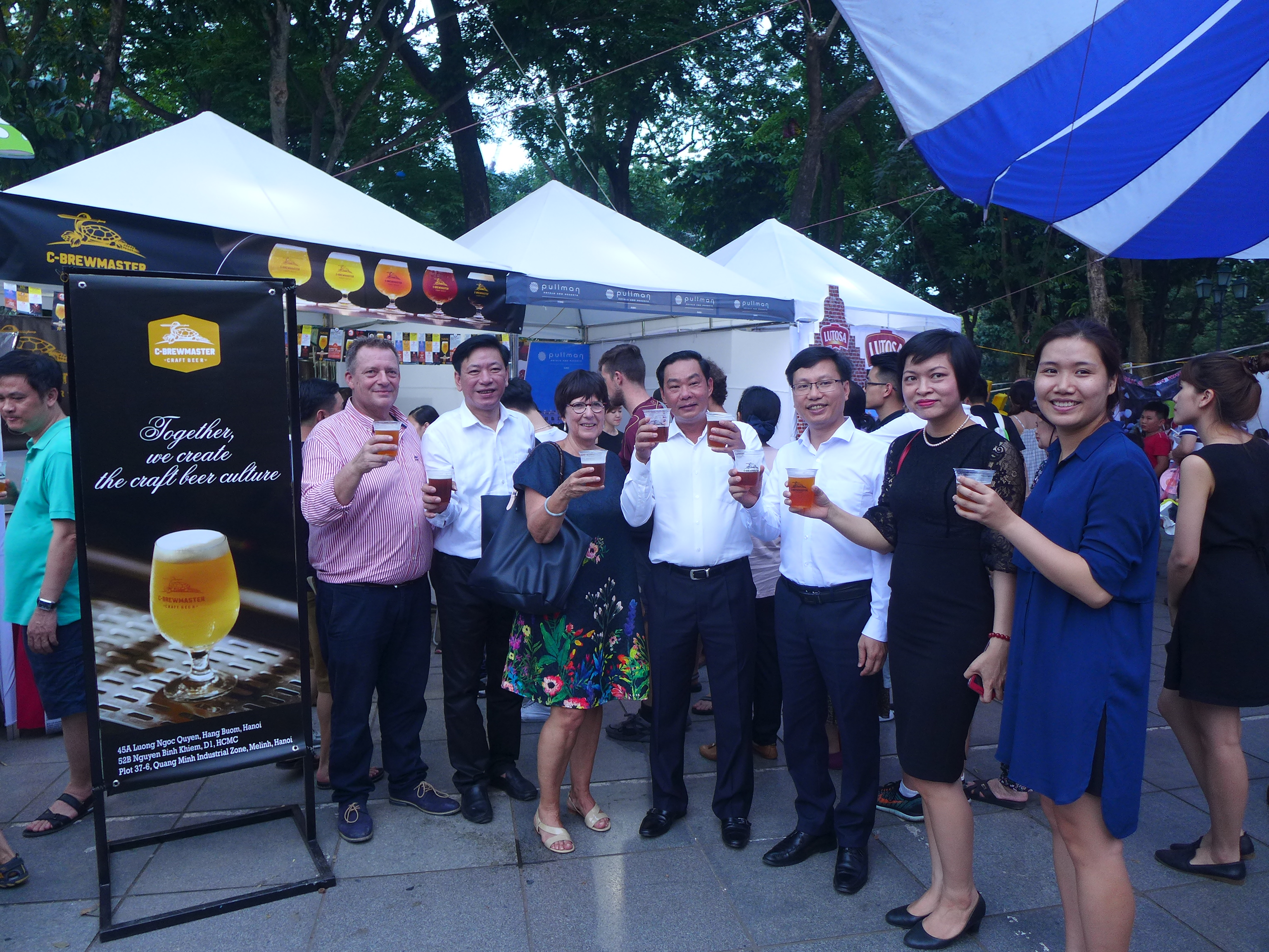 khai mac mot thoang nuoc bi tai pho di bo ho hoan kiem