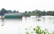 hien truong vu sa lan nghin tan chim tren song khien 3 nguoi trong mot gia dinh mat tich