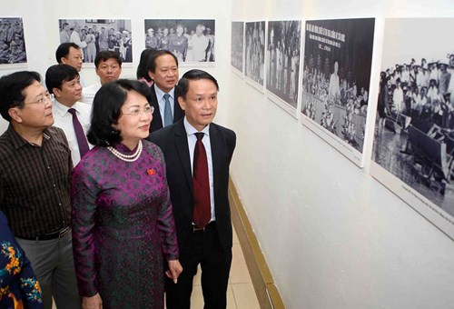 chan thuc trien lam anh 70 nam thi dua yeu nuoc giua long thu do
