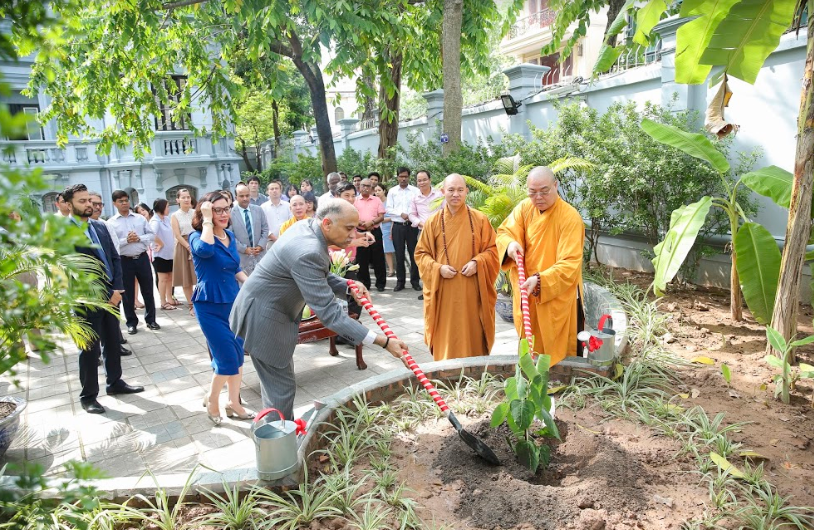 le trao tang va trong cay bo de luu niem tai dai su quan an do