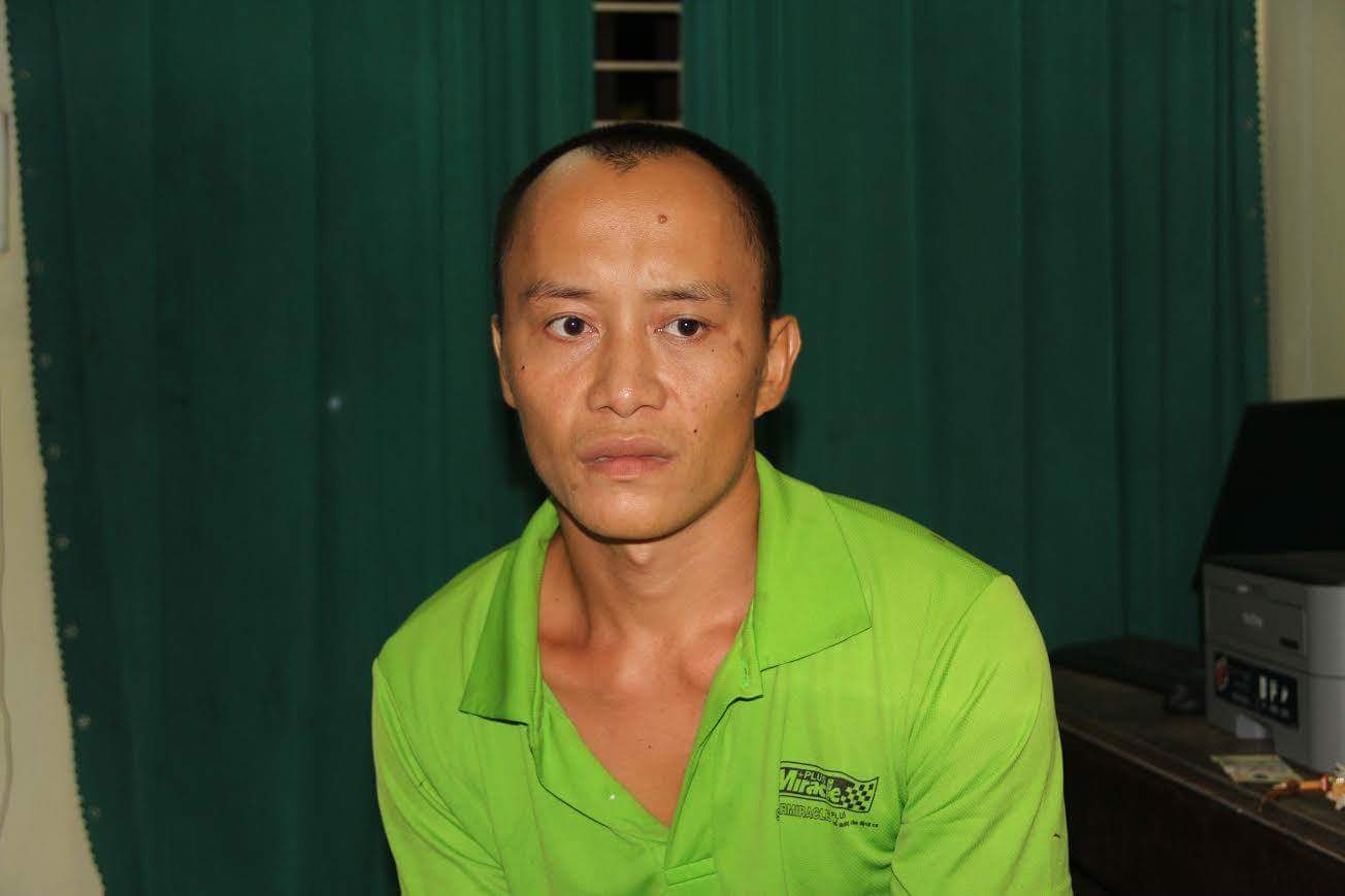 mot thanh nien dung manh sanh khong che be gai 18 thang tuoi