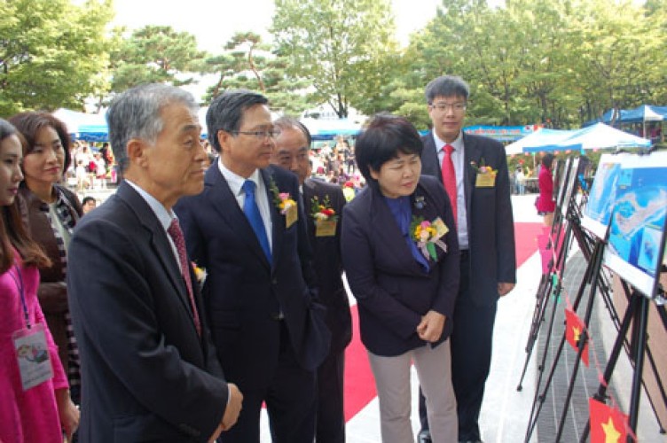 trien lam anh ve bien dong tai han quoc